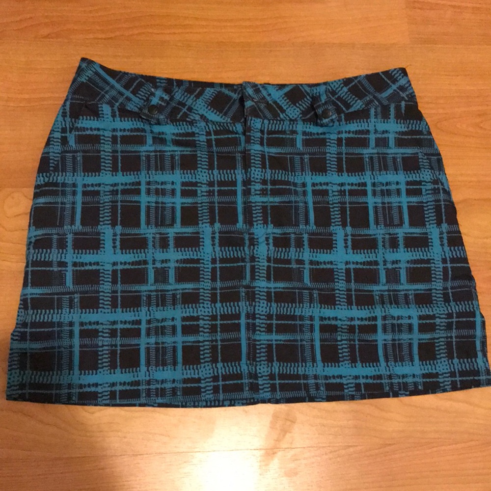 Under armour green and black skort size 6